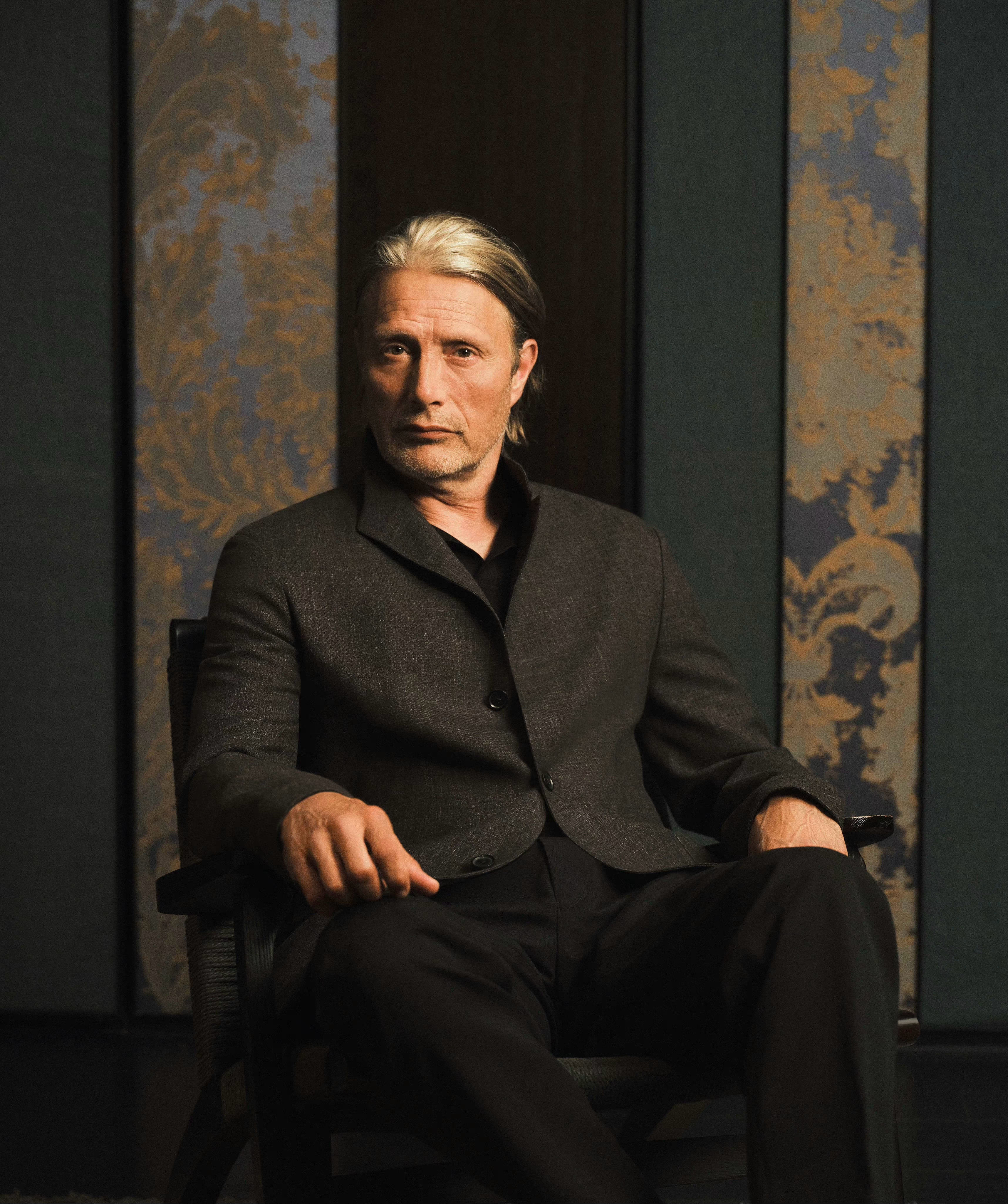 麦叔Mads Mikkelsen之前在上海拍摄的写真📸 ​​​