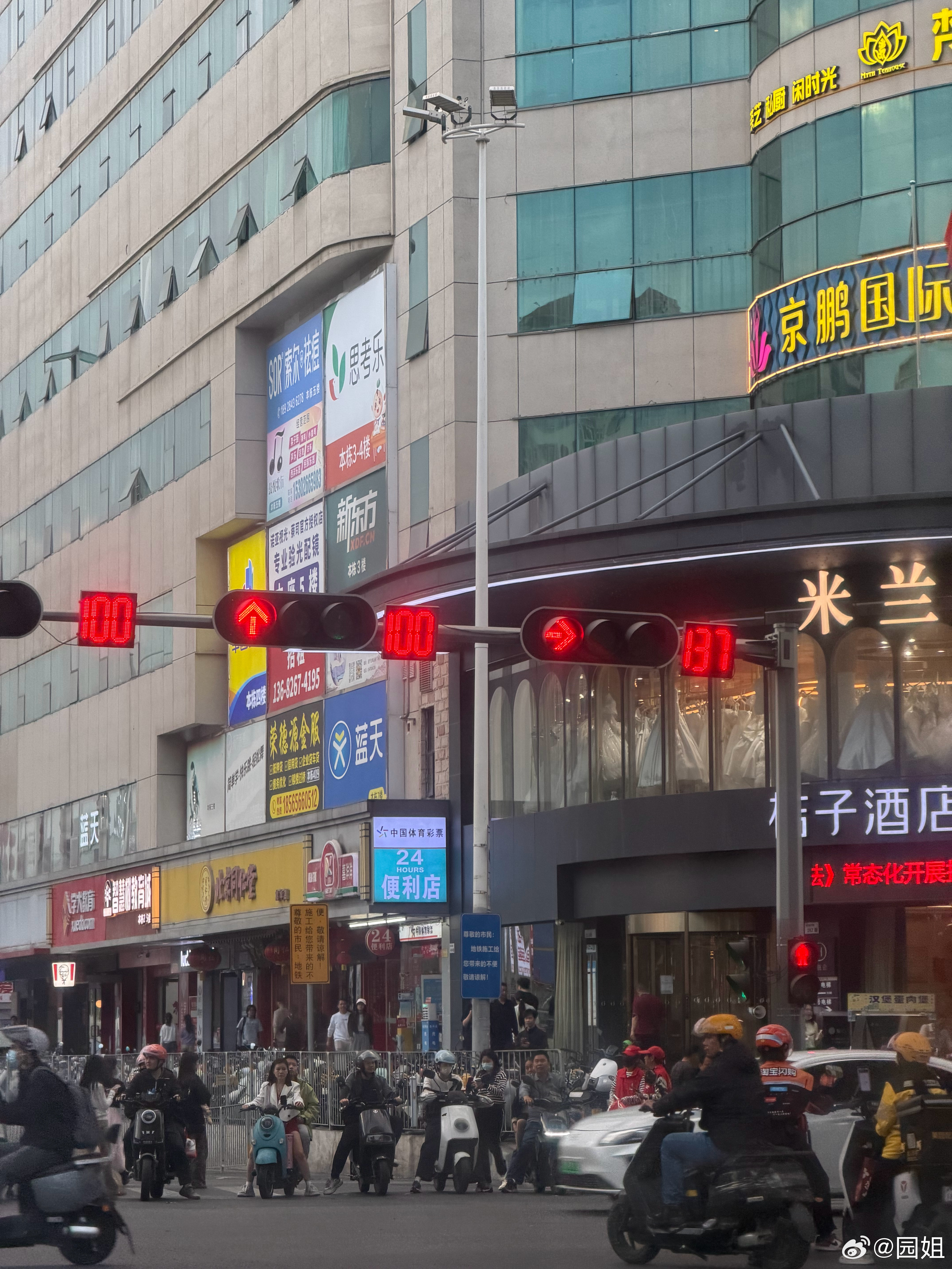 深圳的红绿灯是真长，好多都是120秒以上，一等就是两分钟