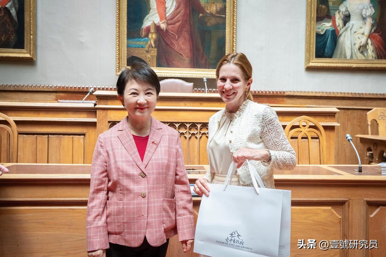 台中市长卢秀燕今（13日）在脸书发文表示，跨越国界与文化，女力串联全世界。欧洲行
