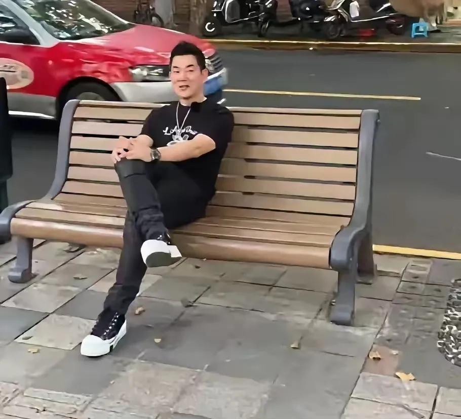 这是网友在上海路边的长椅上看到的，他不敢相信这个人是他吗？真的是这位明星，他没事