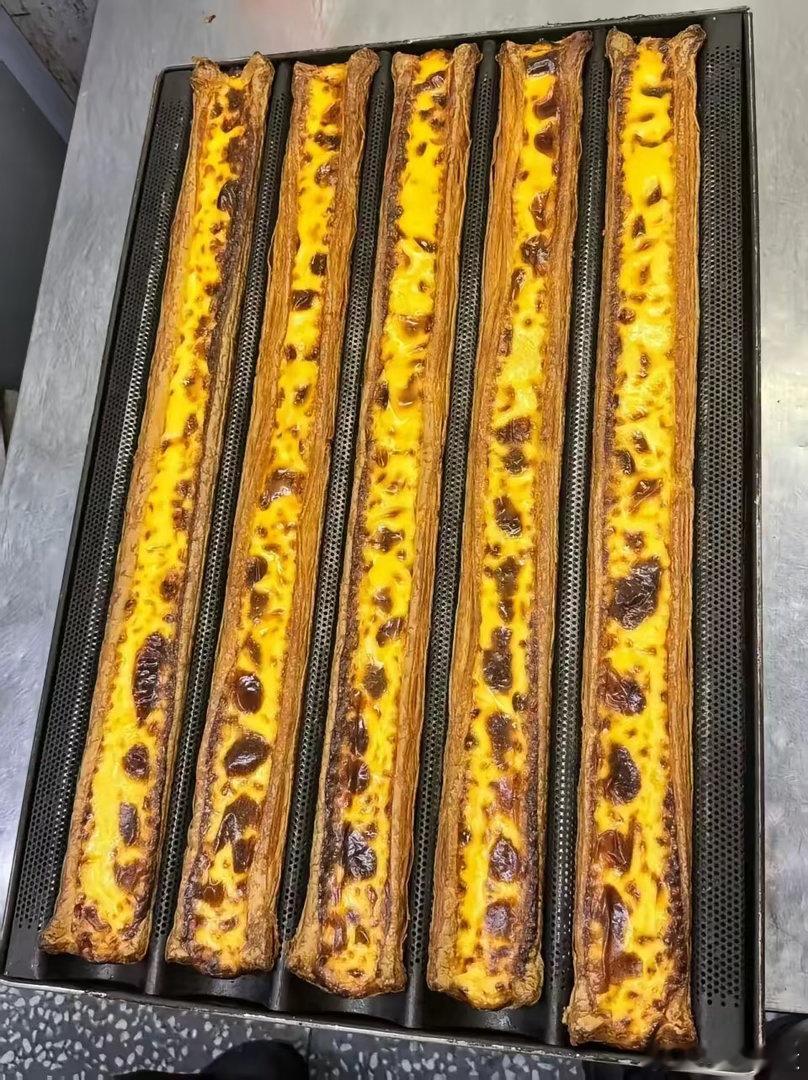 超长蛋挞陆续下架超长蛋挞只红了不到两个月，九月出现，十月冷却。六十公分超长蛋挞，