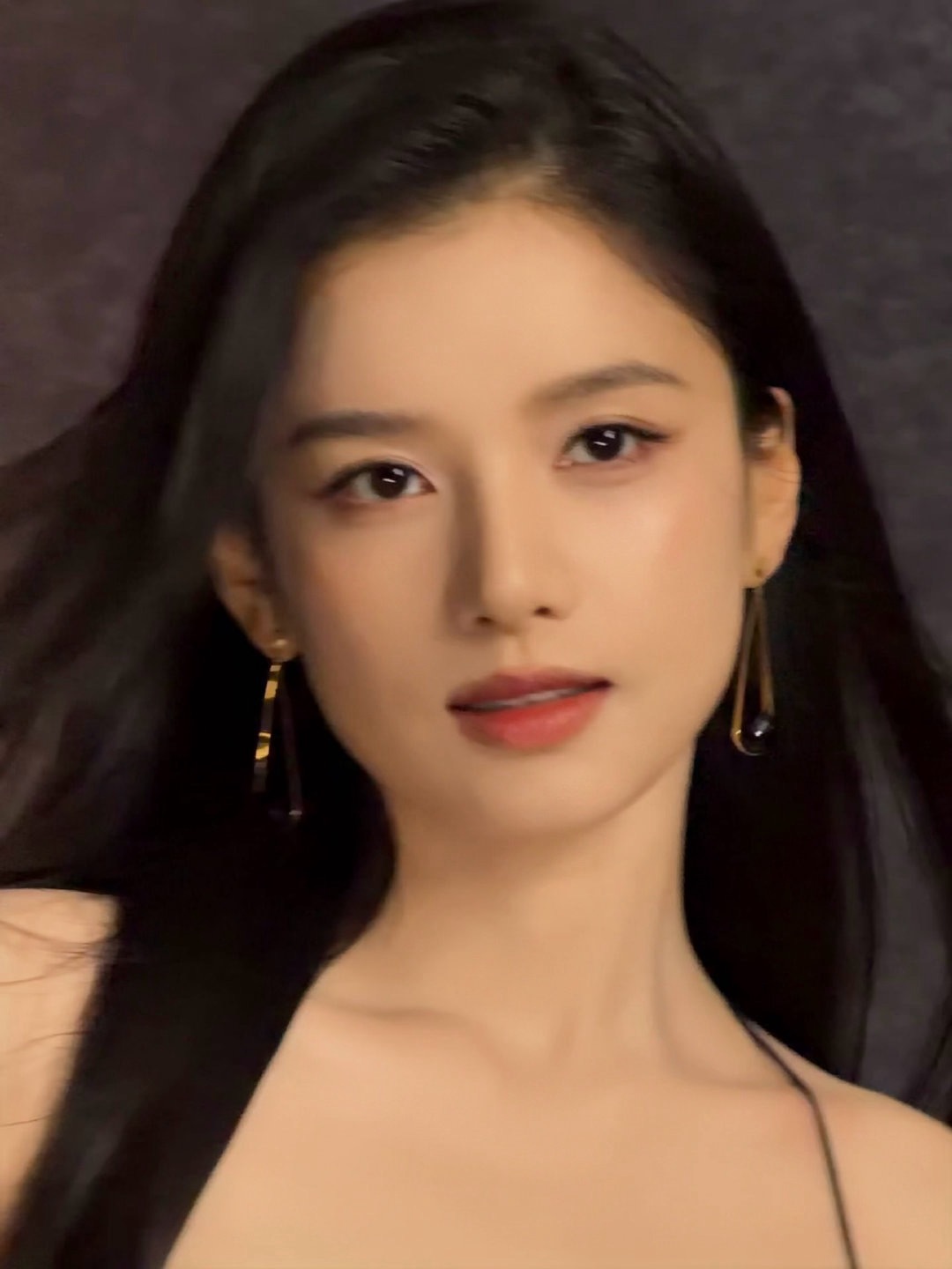 张婧仪挂脖黑裙美成啥样了张婧仪内娱最伟大怼脸颜