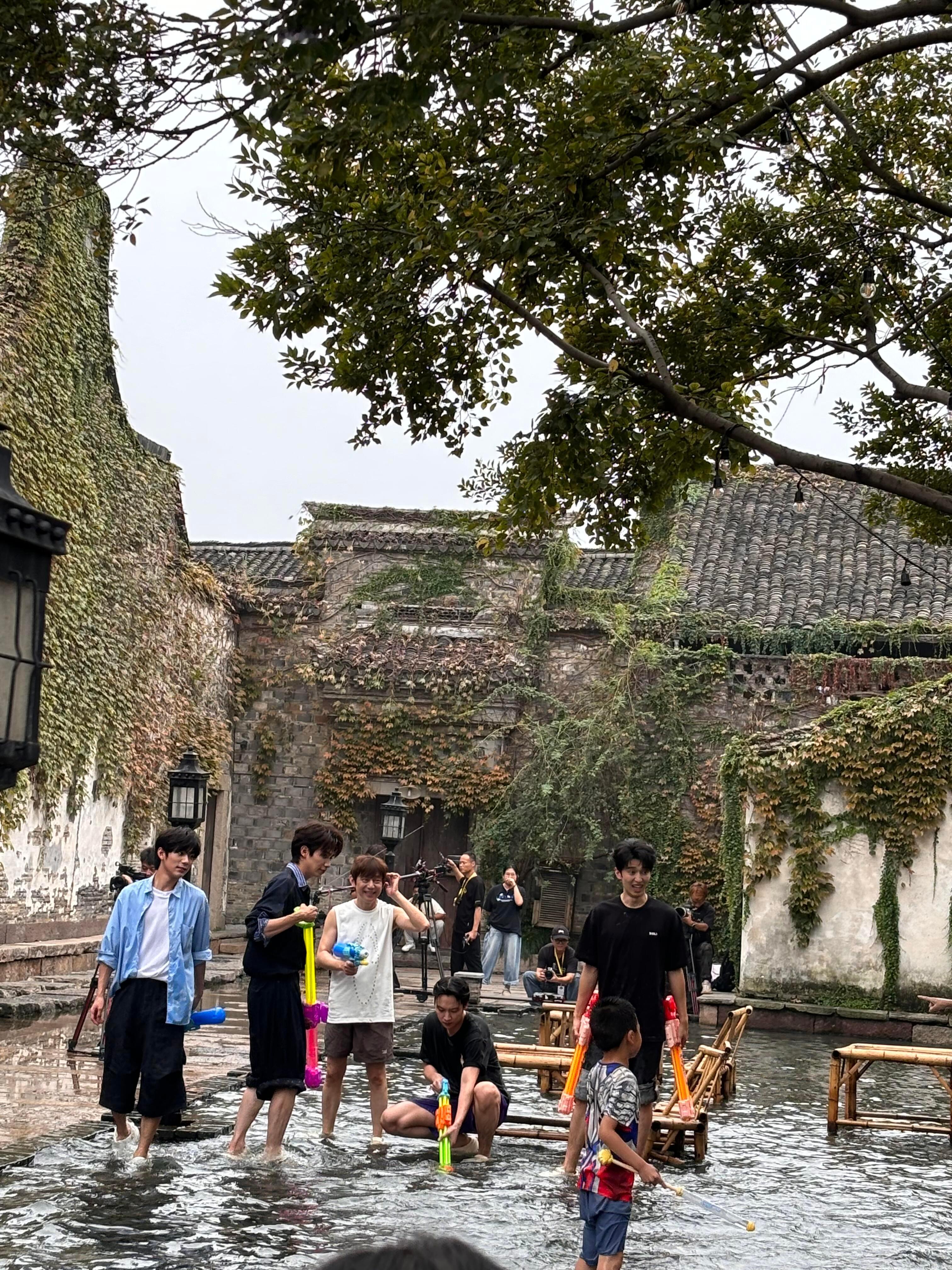 向往的生活今日录制路透飞行嘉宾：赵小童、罗一舟、吴泽林、刘家祎常驻嘉宾：黄磊、何