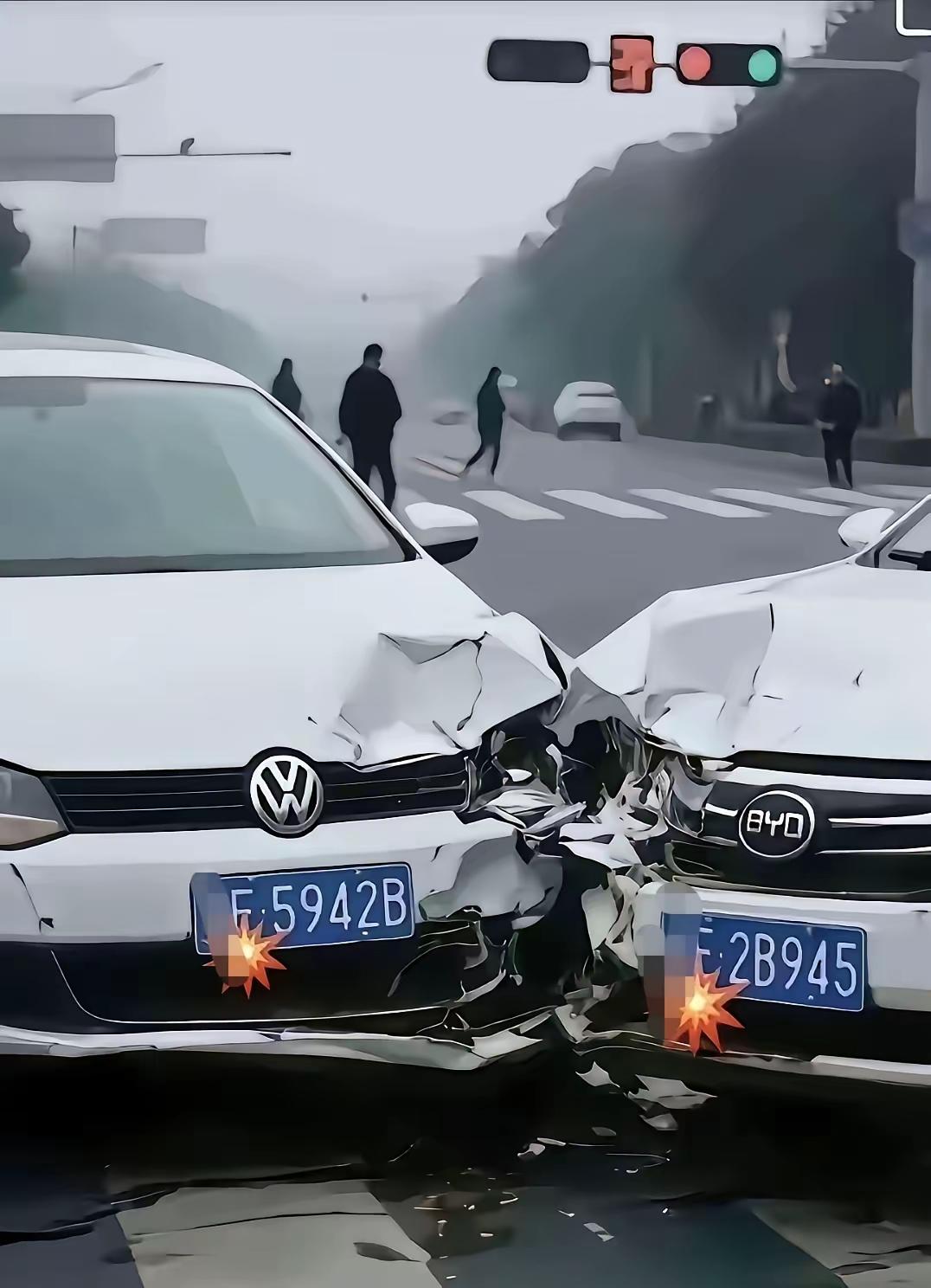 上天的缘分，让这两辆车亲密的结合在一起。
路上的行人一看两车的车牌号，直呼“缘分