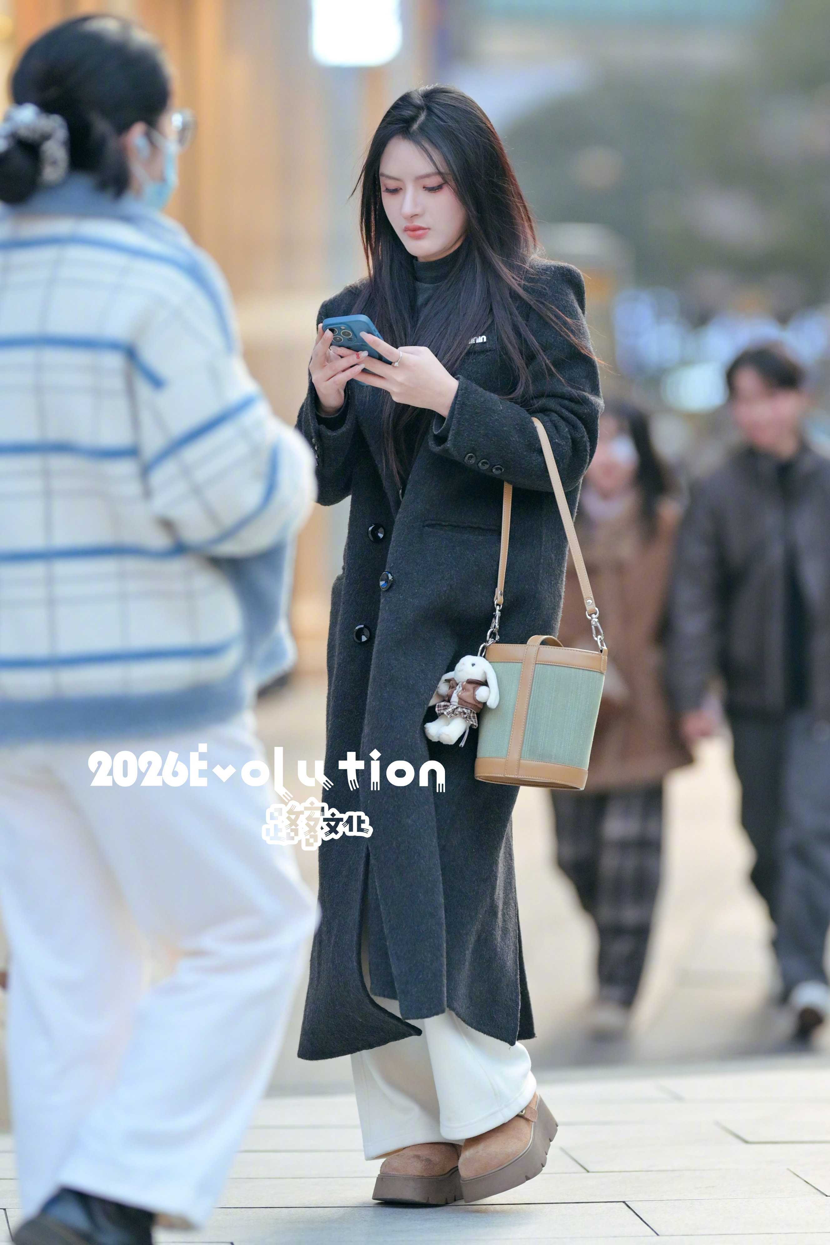 好认真的样子哦！一定是重要消息 