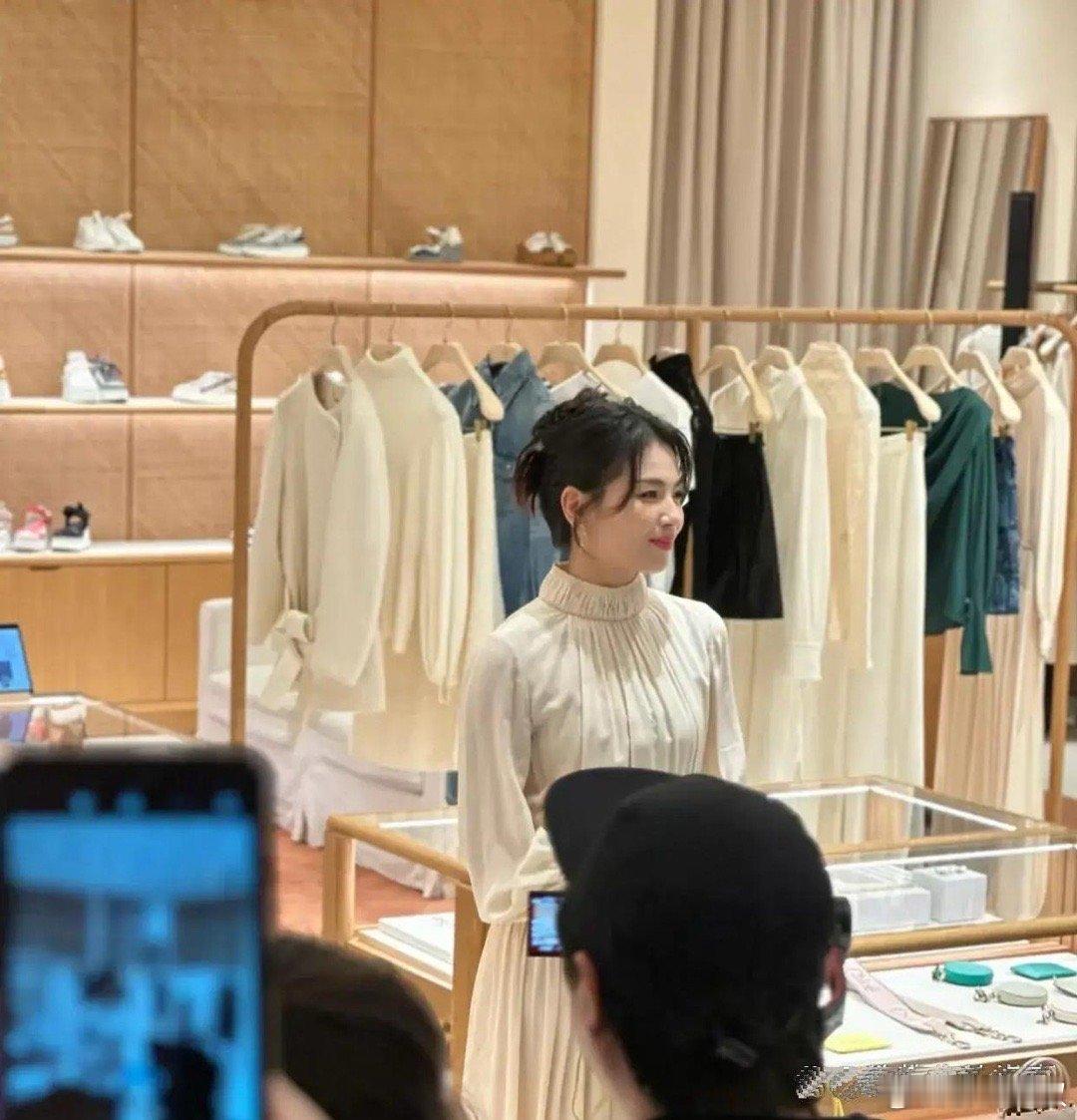 偶遇刘涛发现她的脸更圆润饱满了，颧骨也不那么突出看起来年轻了不少 ​​​
