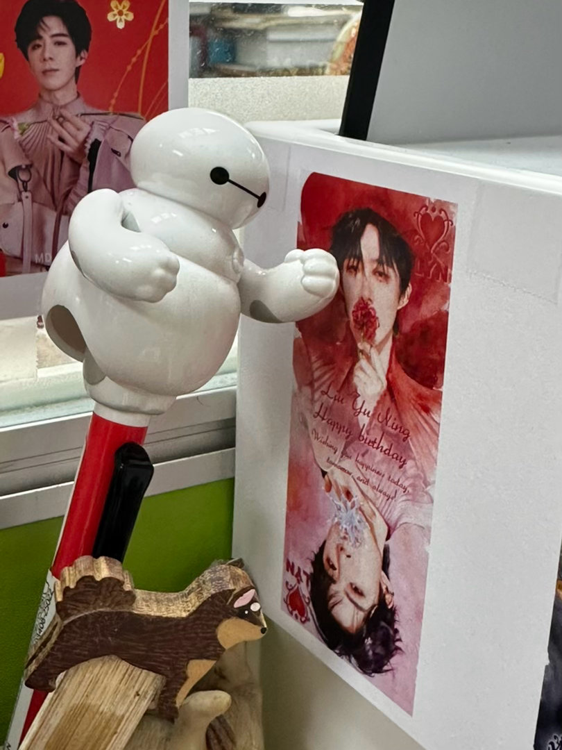 第一张这像不像杯面在揍老大。 第二張是上次印錯尺寸的照片，因束句🐔的💡太亮，