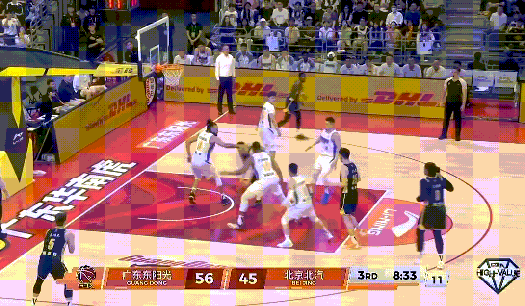 漂亮！陈家政底角三分命中，来自胡明轩的妙传，徐杰受到犯规困扰，大家都站出来了！继