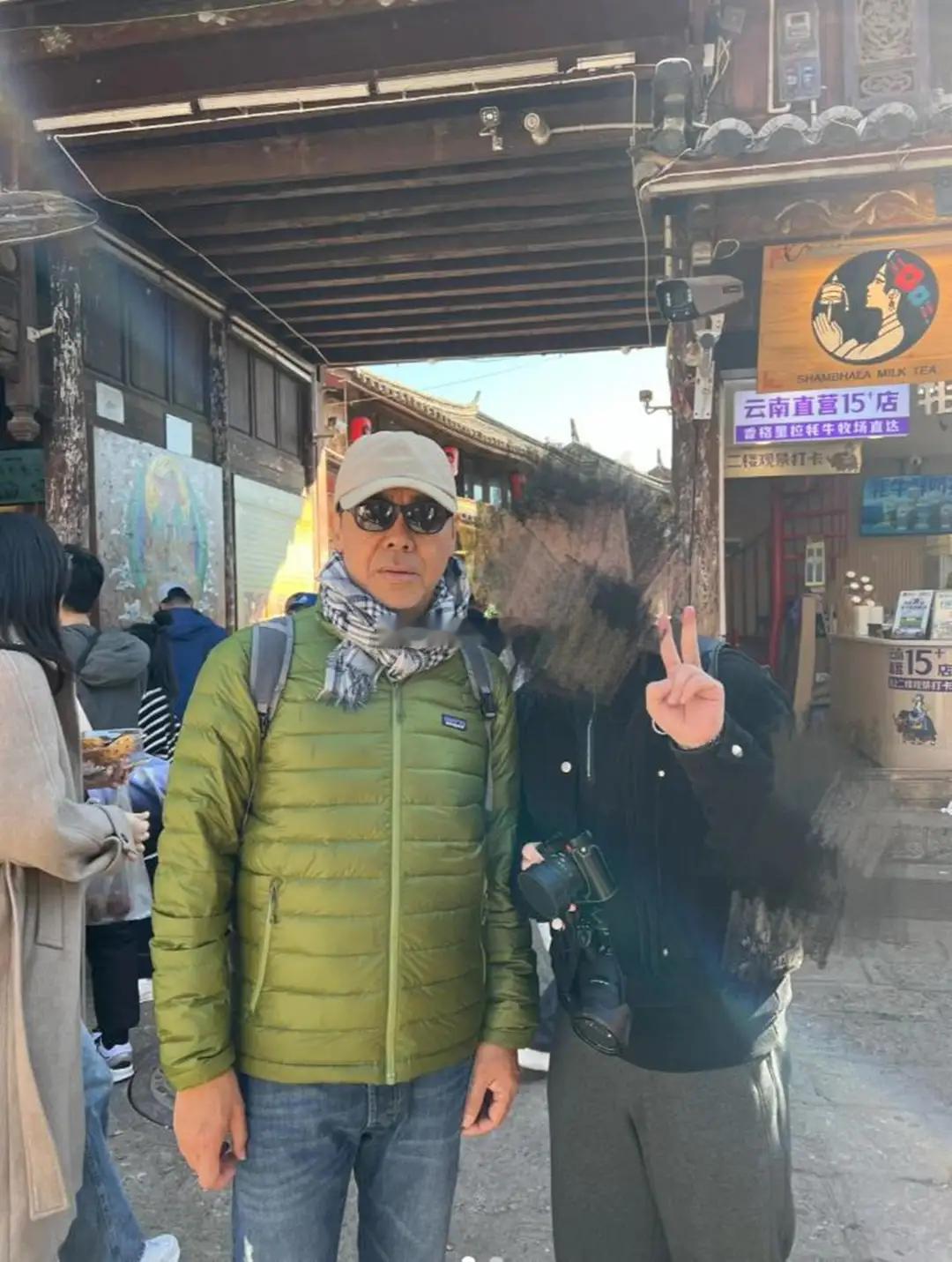 刘青云夫妇云南度假，和郭蔼明穿情侣装，62岁身材比小年轻还挺拔！！！！ 