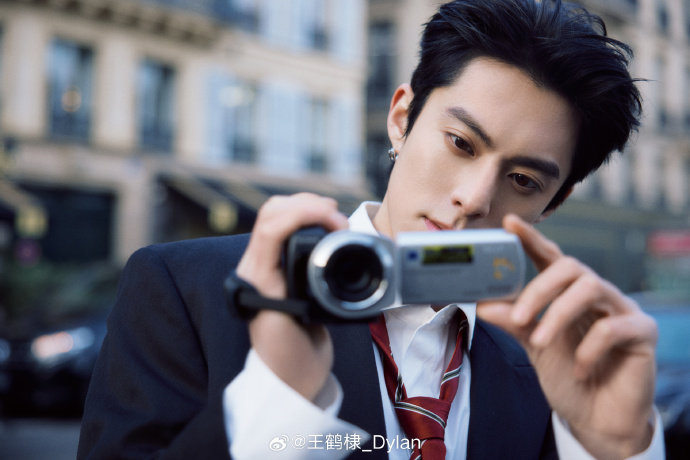 王鹤棣的棣8年王鹤棣的棣8️⃣年~学院风穿搭＋墨镜，反差萌棣棣上线啦！出道八周年