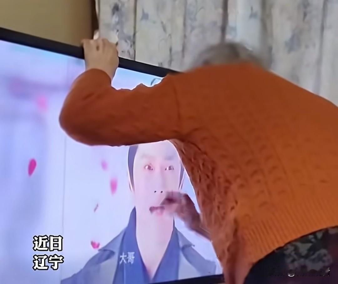 91岁奶奶追剧太上头，气得暴捶电视屏幕😂辽宁这位91岁奶奶也太可爱了吧！
 