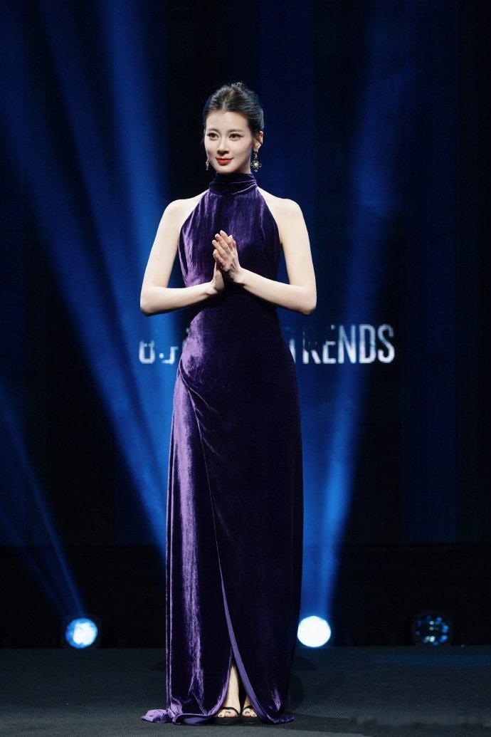 赵昭仪好有剧张力的造型赵昭仪星河机械姬银色碎钻裙+铁爪配饰，Y3K未来感直接拉满