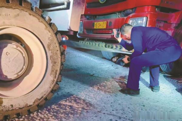 11月14日下午5点多，鄞州区五乡镇石山弄村附近，半挂车司机赵师傅左转时不慎将电