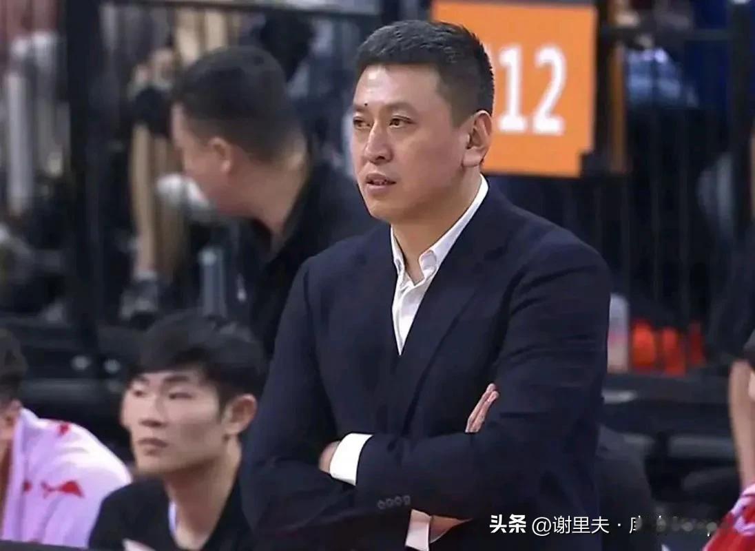王世龙真球迷，场边看球看入迷，都忘记暂停，上海赢球最大功臣就是刘铮，最后时刻两个