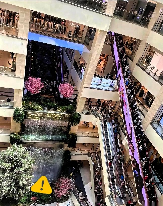 50米高空，你敢低头吗？
 
西安赛格广场有部扶梯，专治各种不信邪。50米长，一