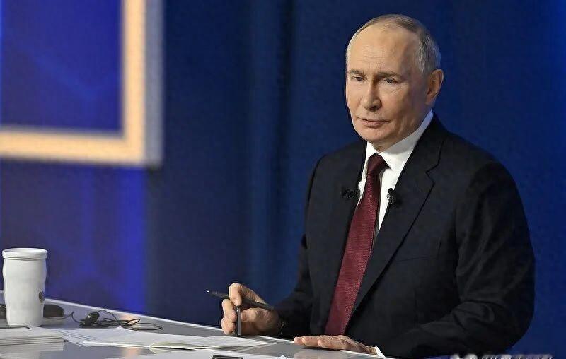 天有不测风云。

莫斯科时间凌晨三点十七分，克里姆林宫的防空系统突然启动，十九道