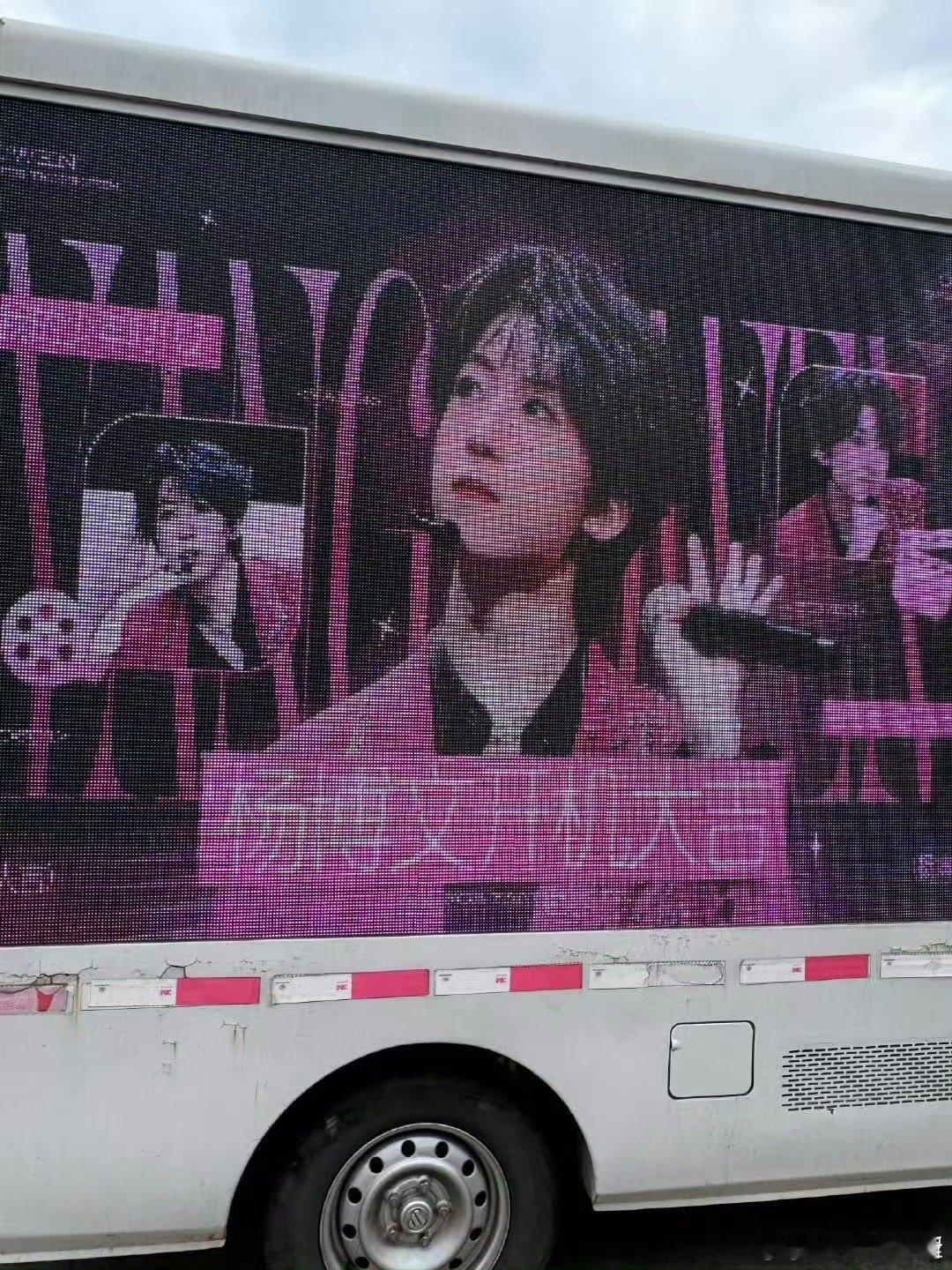 杨博文新剧开机收到了161个花篮 从歌声到剧组，杨博文带着粉丝满满的爱意出发了！