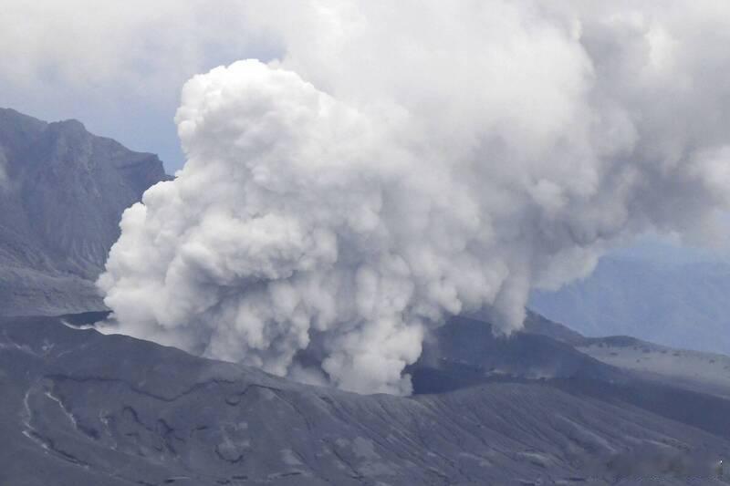 阿苏火山警戒升级！熊本警方考虑暂停回收作业，3名遇难者仍留在火山口海外新鲜事 日