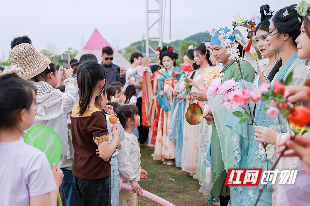 听说仰天湖国际休闲旅游度假区6月下旬正式开园了。有一个项目很值得期待，租帐篷过夜
