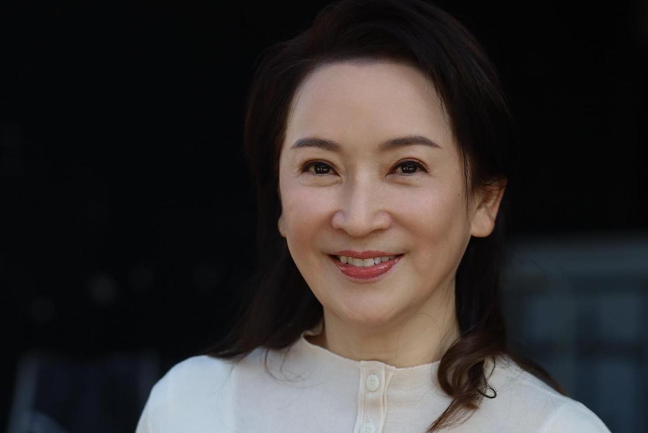 她在1984年已经开始在香港TVB拍戏，年轻时候的颜值真的很惊艳，今年都已经60