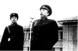 1957年，铁道兵司令王震上将查岗，遇到仨部队军官，正在大声划拳，满身酒气。
