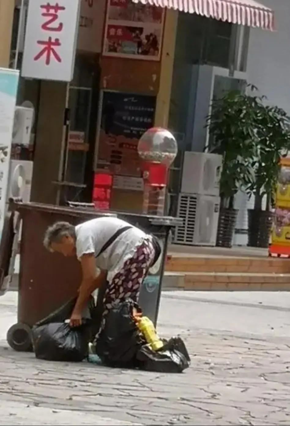从今天开始，我以后不再捡废品了。

每天早上，我和姐一起去公园散步，沿途路上都会