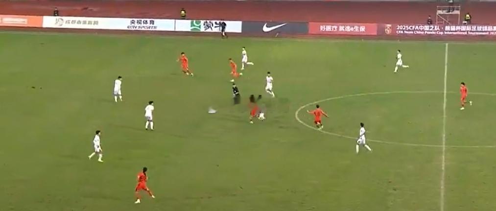 今日充分说明一点，国足未来不可能指望拜合拉木！这种基本功太差！但可悲的是，除了他