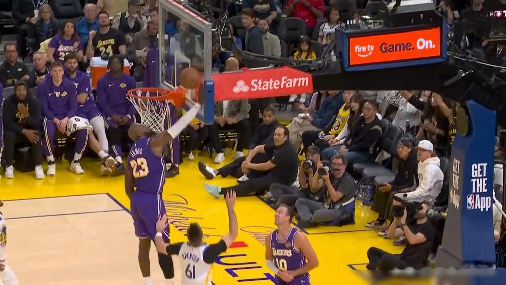 湖人的官方伤病报告上，连个标点符号都没留给詹姆斯的手指。我告诉你，这才是巨星最冷