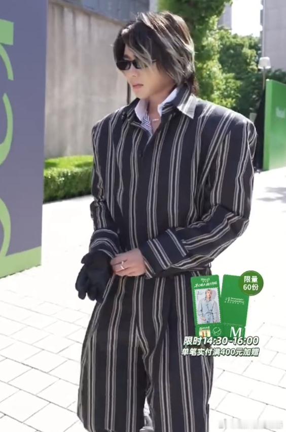 蔡徐坤Murad直播 颜值和气质双在线，直播里每一个画面都好绝，温柔的眼神、优雅