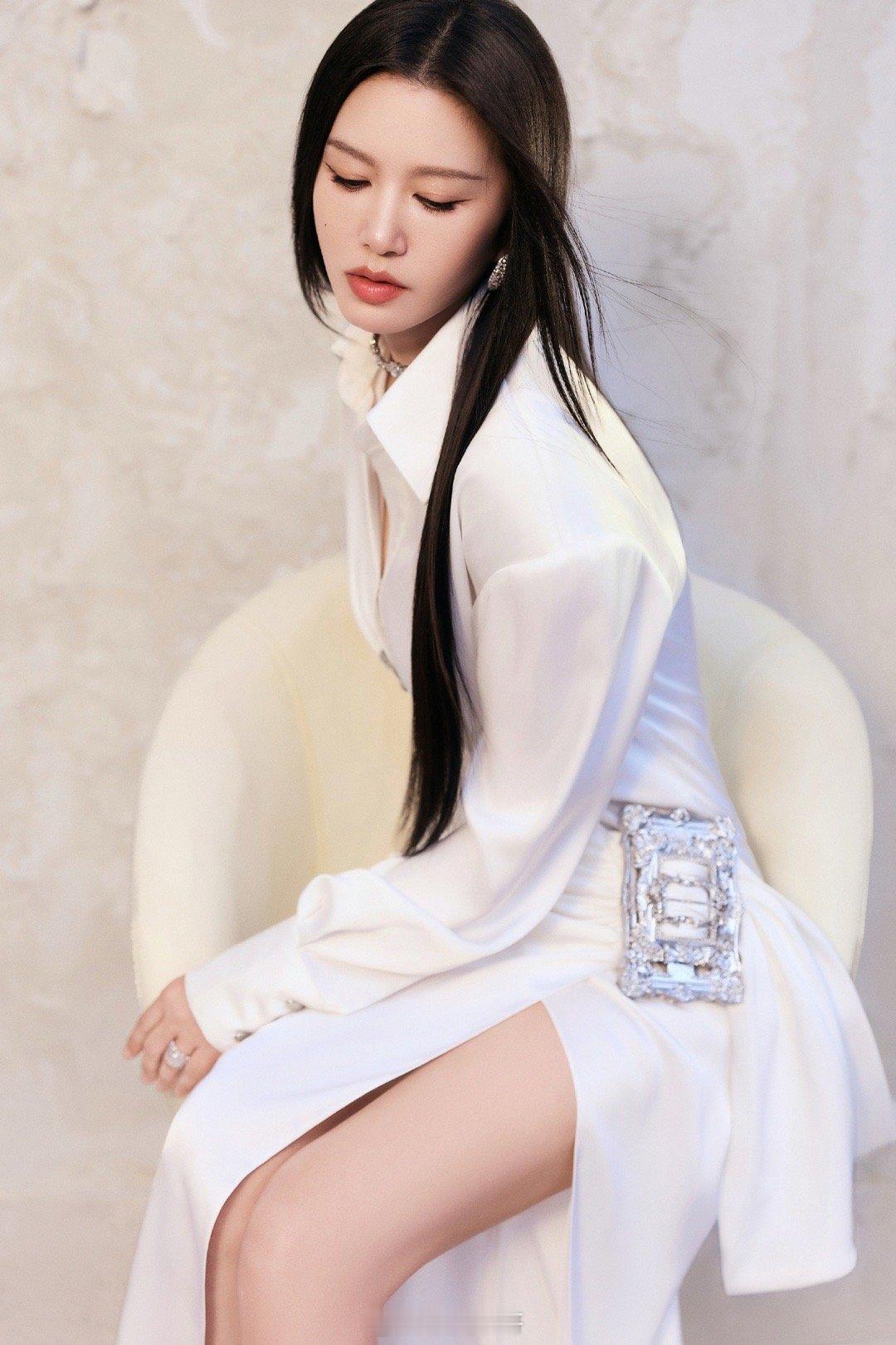 谭维维直发vs谭维维卷发 直发时的谭维维，嗓音清亮穿透舞台；卷发时的她，歌声温柔