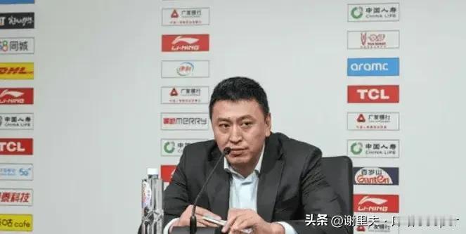 王世龙真不如刘维伟，落后局面只会站在场边无奈苦笑，排兵布阵很迷糊，让佩里只打8分
