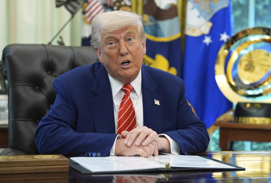 [微风]特朗普太直了，直得你都有点不好意思说他坏，当主持人质问：“你怎么能信中国