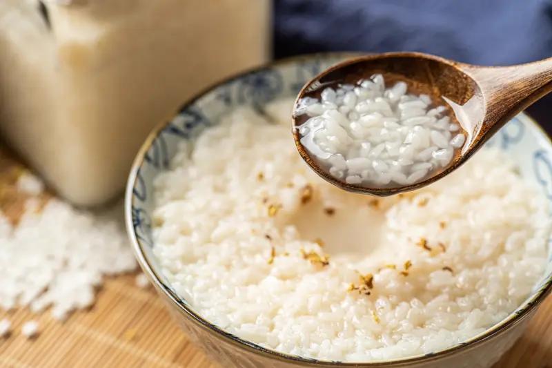 妈妈酿了一大缸糯米酒、一大缸黍子米酒，还做了一大缸米醋。每缸都不到二百斤。这些都