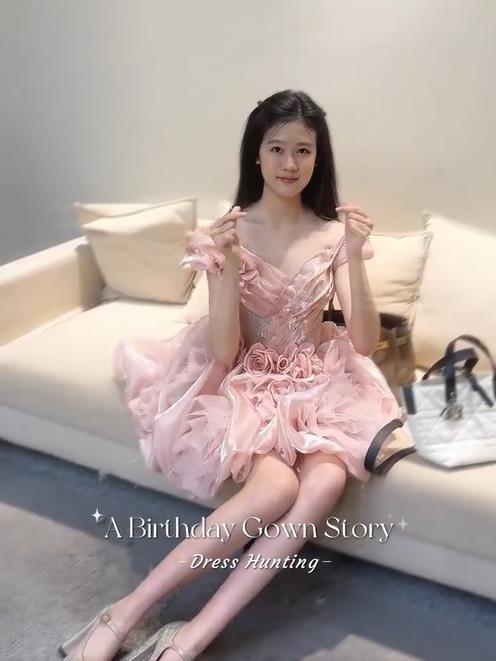 陆毅鲍蕾女儿18岁生日试装 陆毅鲍蕾的大女儿贝儿（陆雨萱）将迎来18岁生日，妈妈