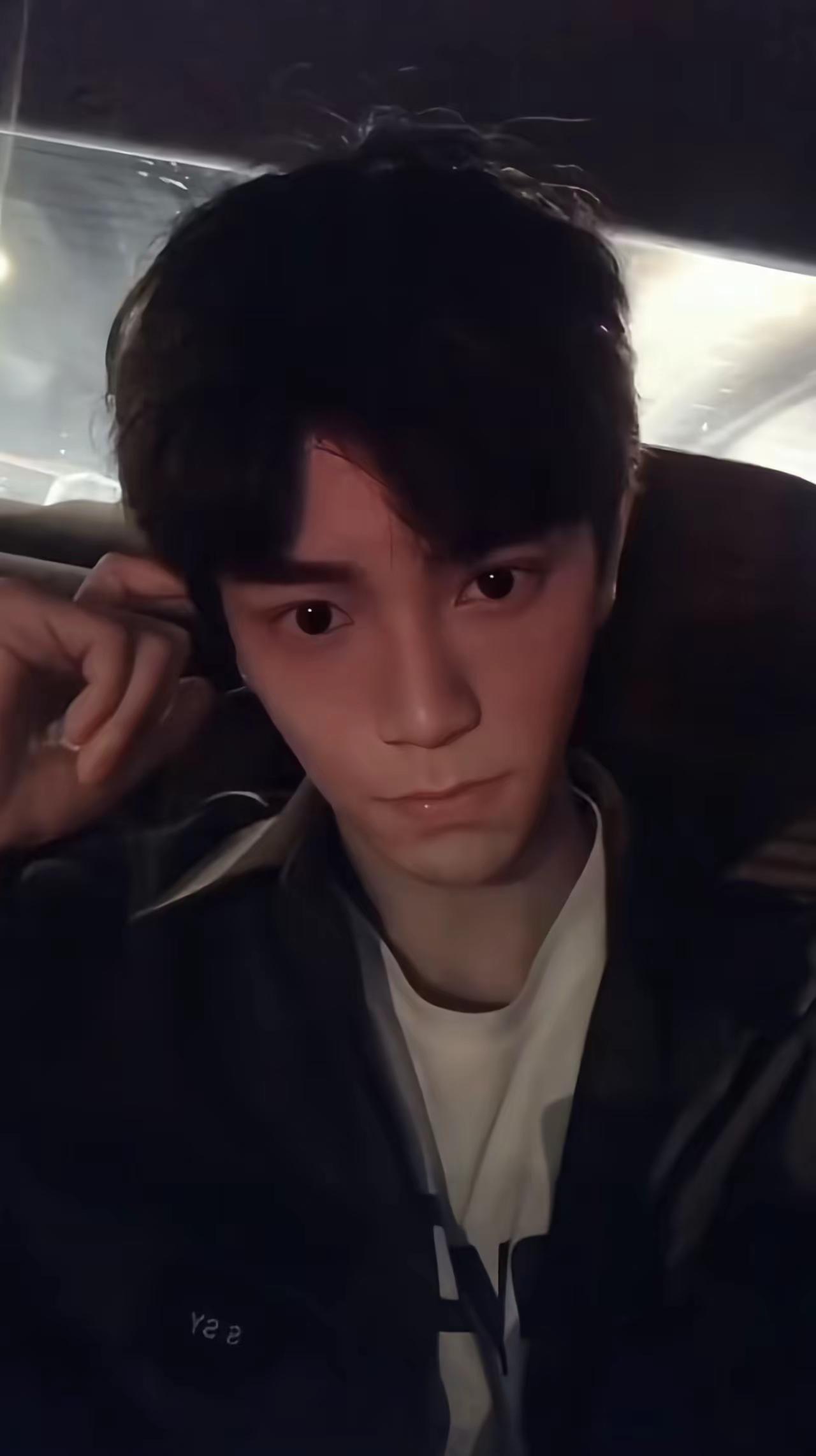 我贪恋早期 那时眉眼弯弯 懵懵懂懂的你 却又不愿让你回到那一眼望不到头苦涩的那几