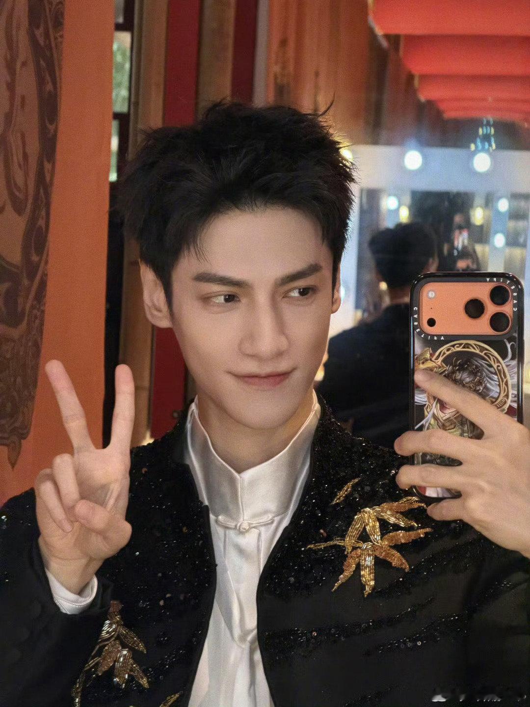 罗云熙两张对镜自拍照罗云熙今天不拍出发图  被罗云熙的拍狠狠治愈到！清爽帅气的模