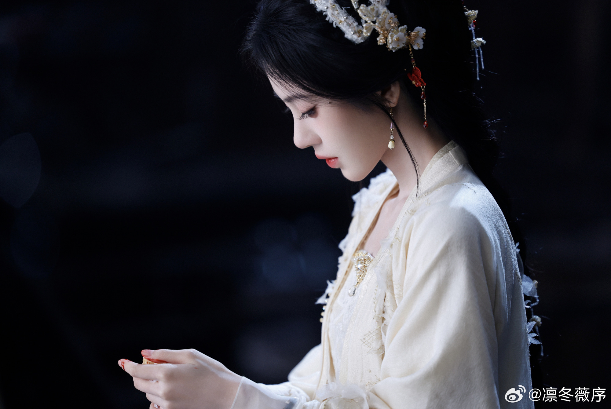 鞠婧祎首位演员热度值定档破9800万 从热度就能看出来大家有多期待，鞠婧祎成为定