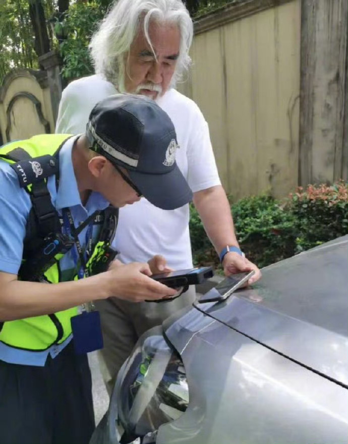 曝张纪中开车撞到路人 5月7日，网友爆料称自己妈妈开车时被张纪中撞到了。两车相撞