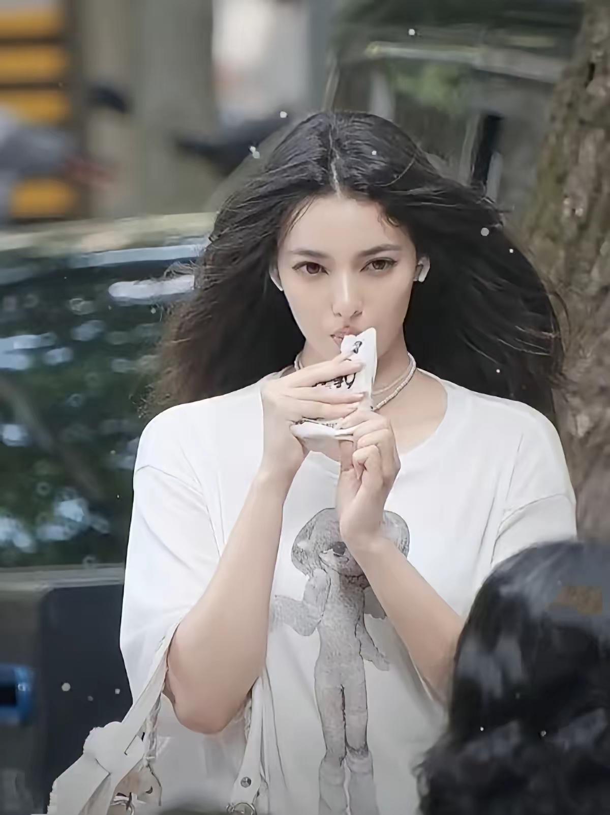 上海街拍，高颜值美女，号称豆乳女孩女孩最喜欢的穿搭是什么 如何穿搭会具有少女软妹