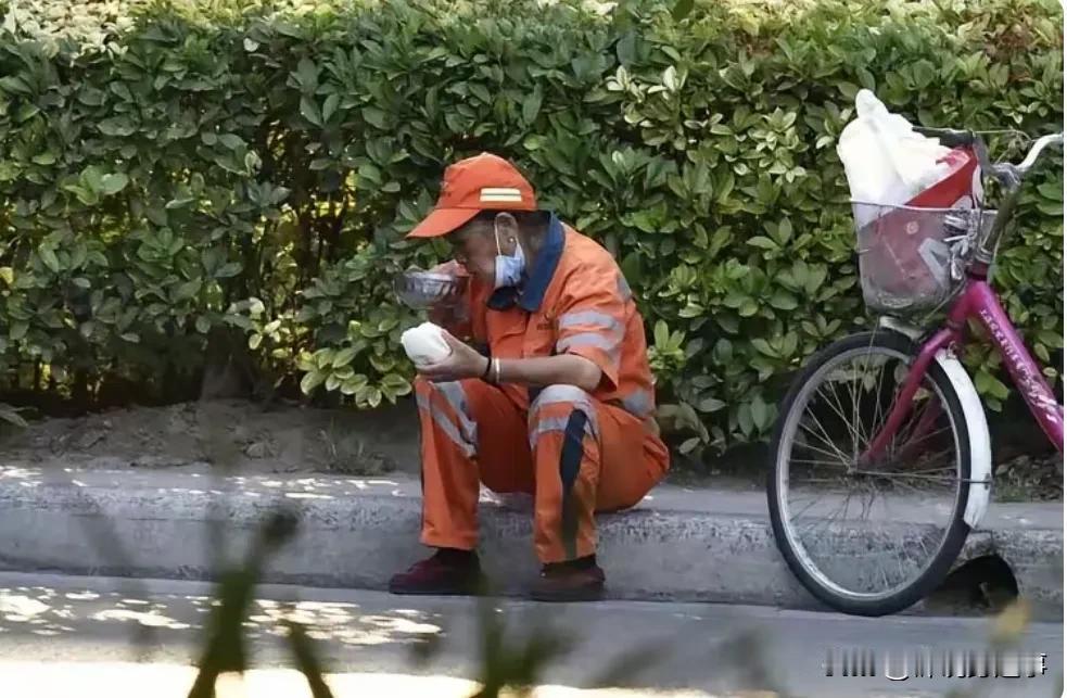 每次看到城市的清洁工，都感觉到他们好辛苦，好累。
不管是刮风下雨，还是艳阳高照，