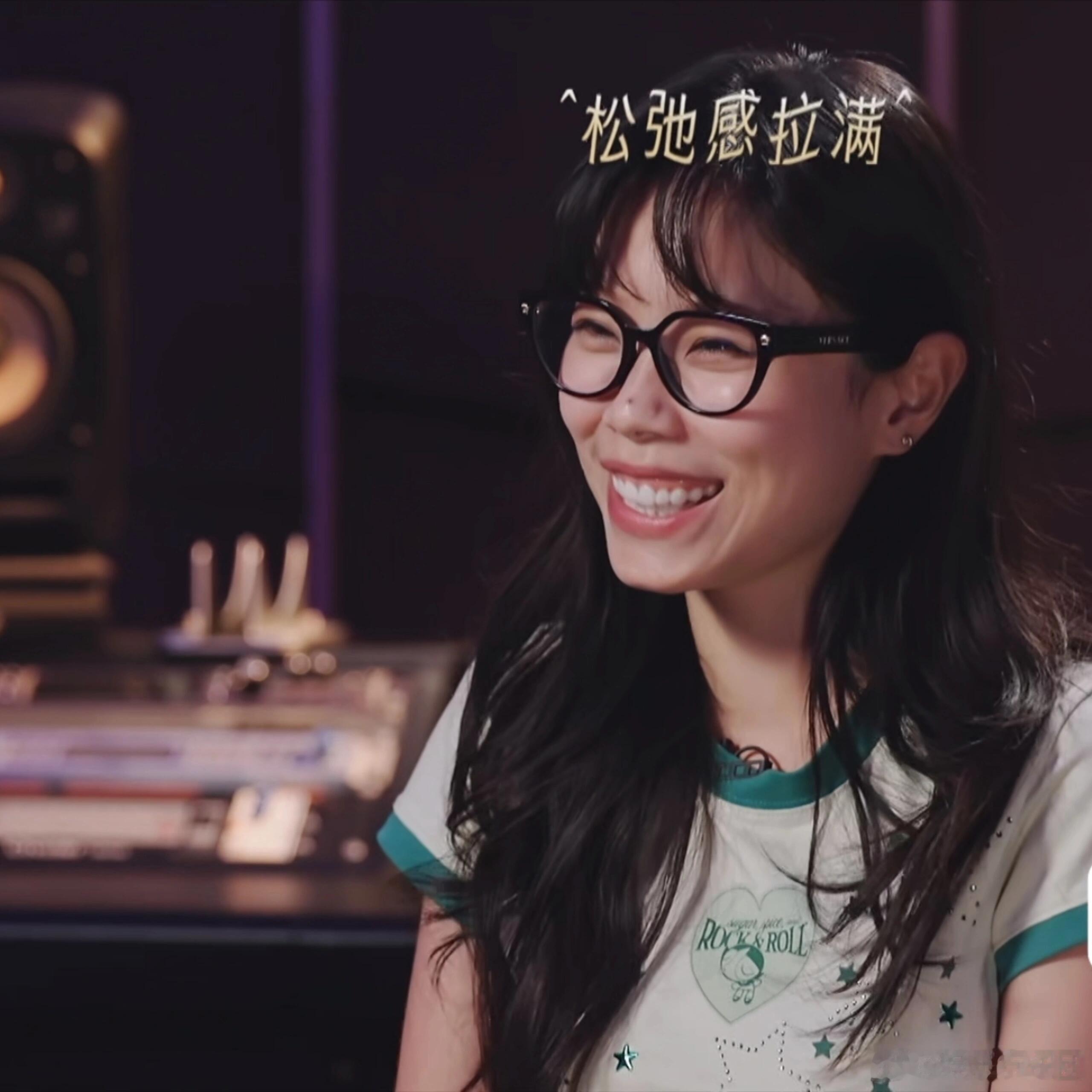万妮达尤长靖低山臭水遇知音 万妮达和尤长靖聊表情包笑到打跌，一个捂脸求老师最后一