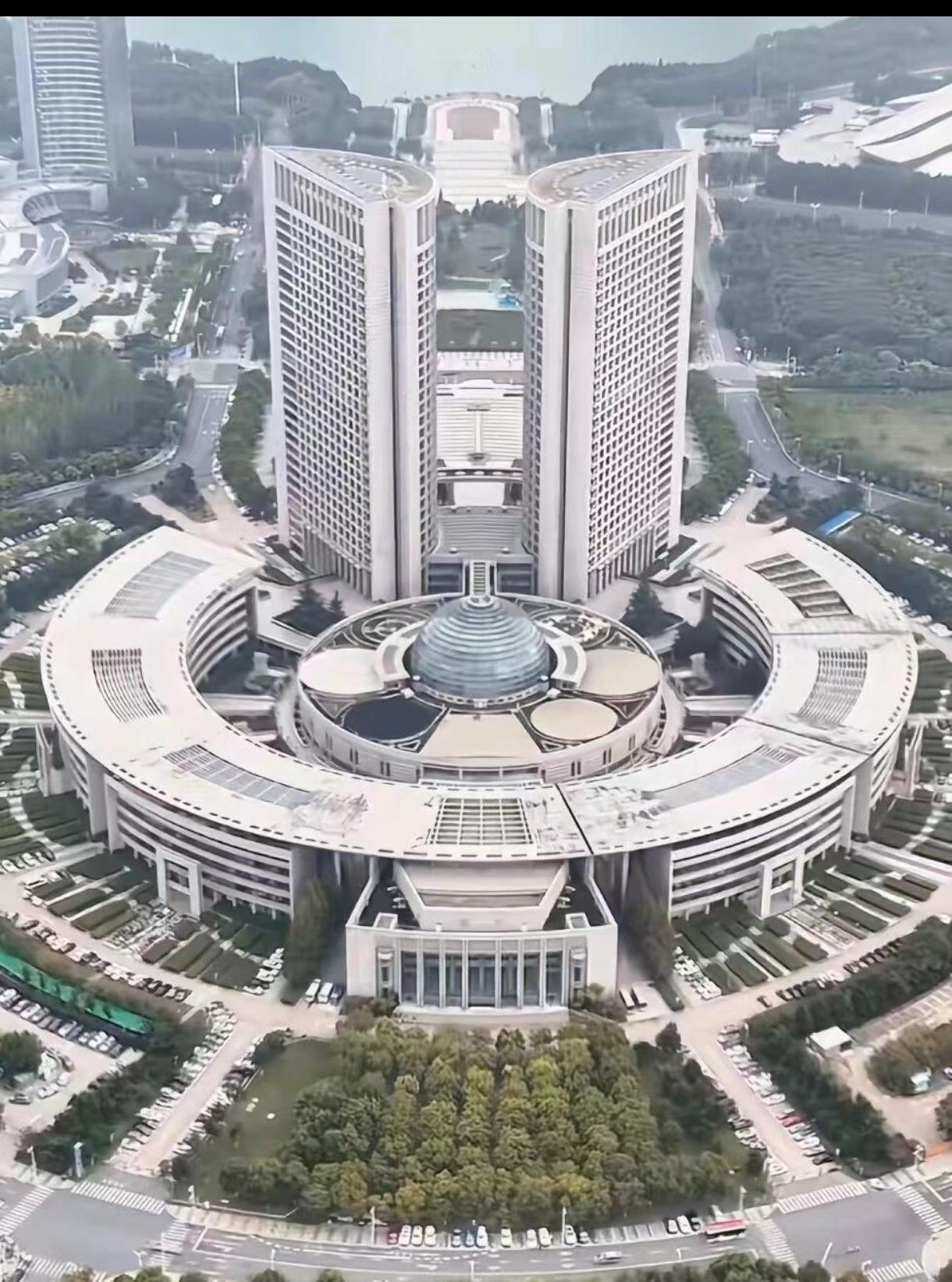 合肥市的市政府大楼，也叫政务中心。地球，八卦，铜钱半圆对称，也是甩卦，全都用上了