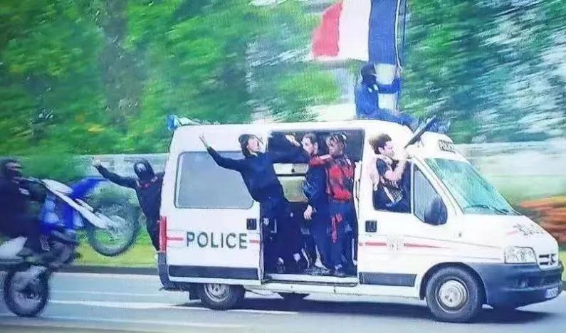 从“自由引导人民”。。。。。。到法国暴乱的小流氓们抢了台警车招摇过市，“自由引导