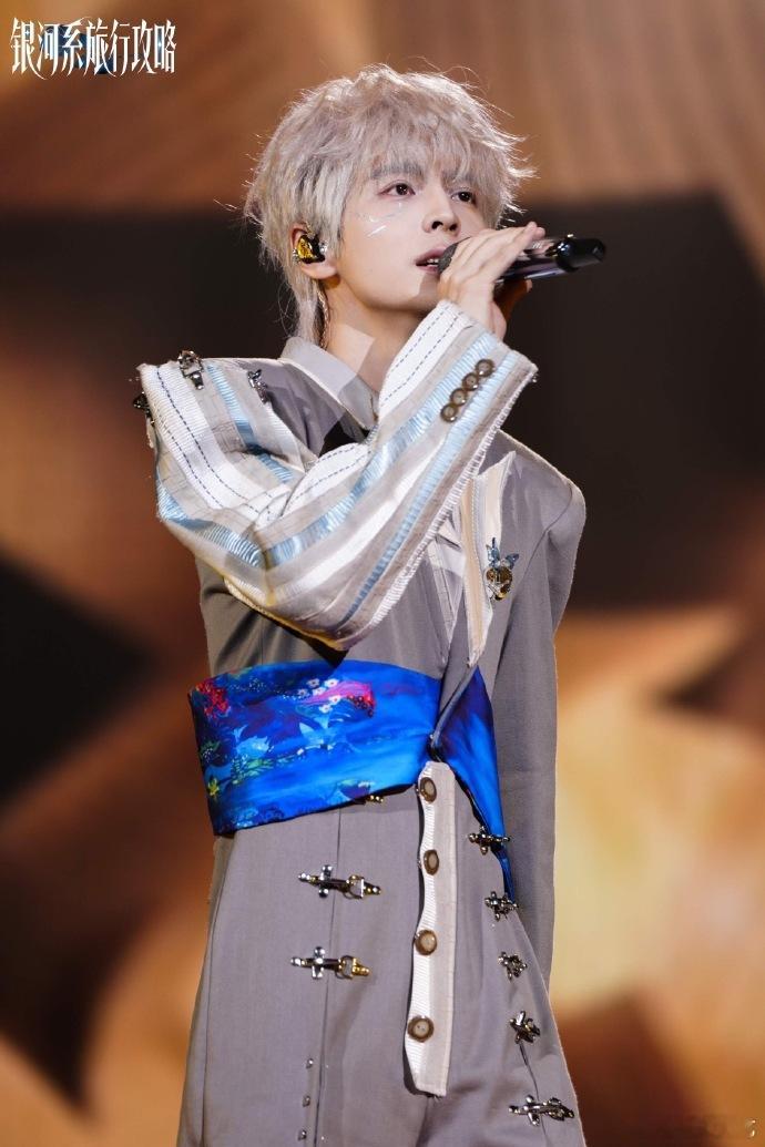 蒲熠星巡演钻石王座造型蒲熠星舞台造型自带故事感王座镶满 “钻石” 如银河汇聚，蒲