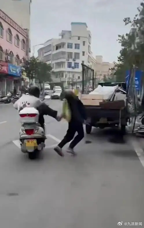 #男子骑摩托踹倒拾荒老人加速离去#【#警方回应男子骑摩托踹倒拾荒老人#：已掌握情