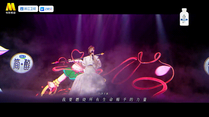 李宇春站在莲花里唱rap李宇春这版哪吒有点拽不靠花哨炫技博眼球，依托莲花舞台和国