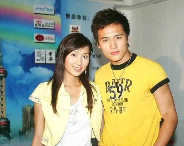 杨恭如和高云翔合影，那时的高云翔颜值还没到巅峰期，而杨恭如颜值巅峰期已过。