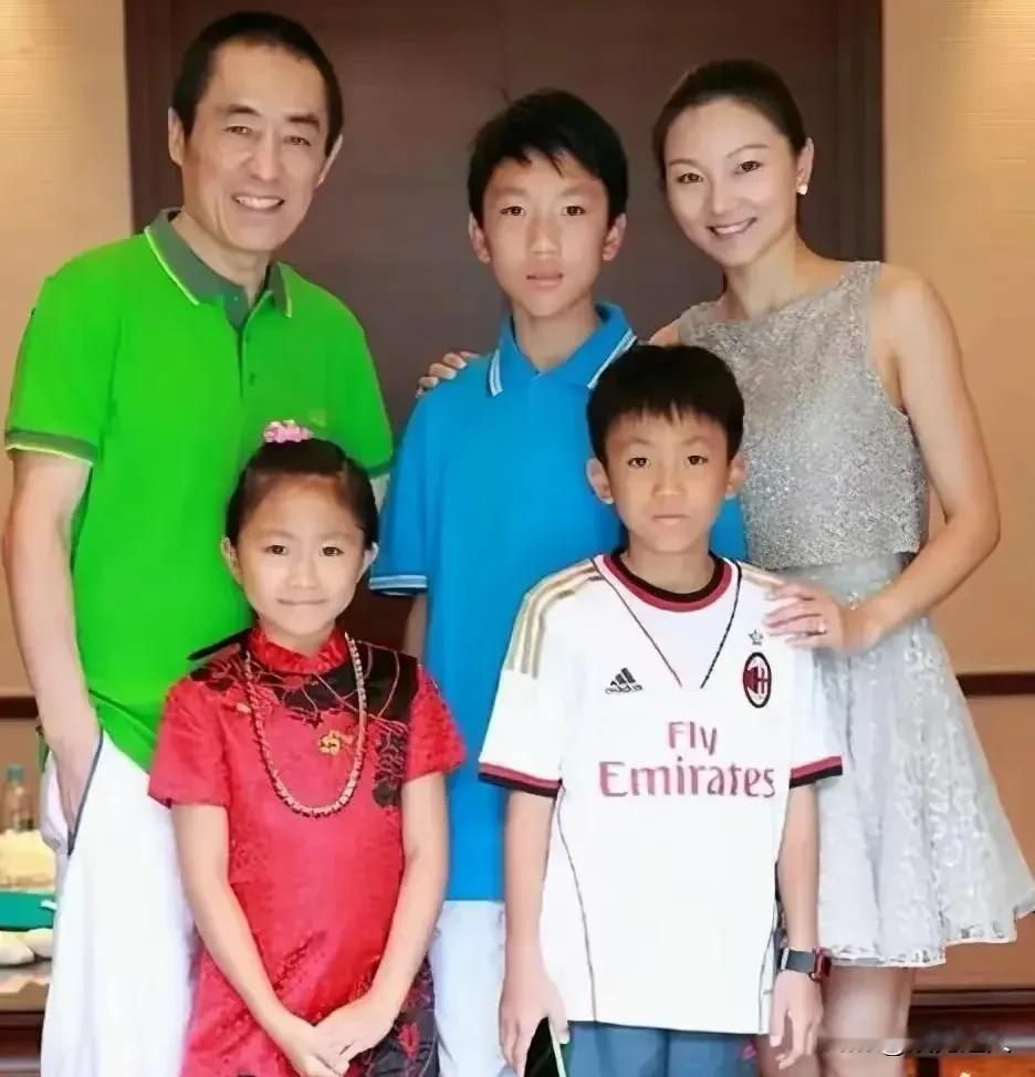 来看张艺谋这张全家福！张导穿件绿T恤，双手插兜，笑得挺开心，跟前站着小闺女张壹娇