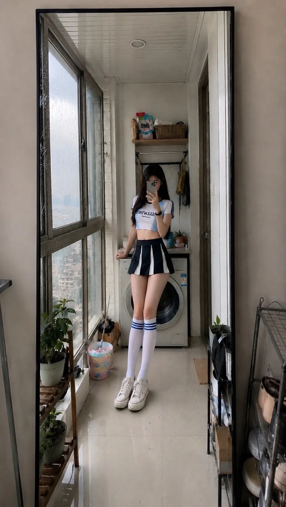 穿这套是去网球场还是去逛操场。换上这套蓝白运动装，戴上运动长袜，感觉自...