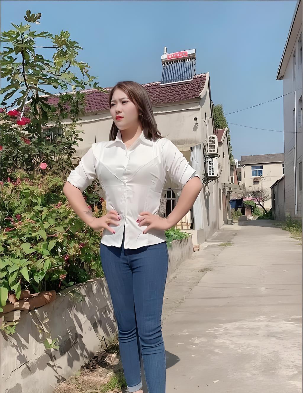 “40多个光棍围着我，不是讨债，是讨老婆。
”李婉婷一句话把场面说炸。
她先
